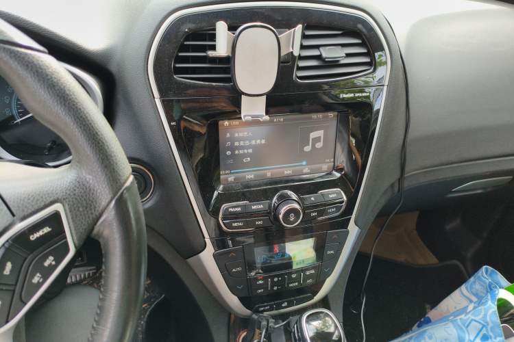 Used GAC Trumpchi GS5 Super 2015 1.8T Automatic Two-Wheel Drive Elite Edition Audio And AC Panel