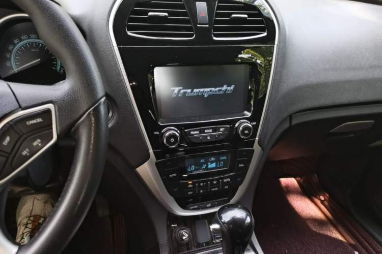 Used GAC Trumpchi GS5 Super 2015 2.0L Automatic Two-Wheel Drive Elite Edition Audio And AC Panel