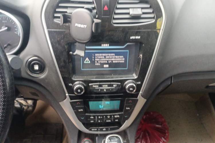 Used GAC Trumpchi GS5 Super 2015 1.8T Automatic Two-Wheel Drive Luxury Edition Audio And AC Panel