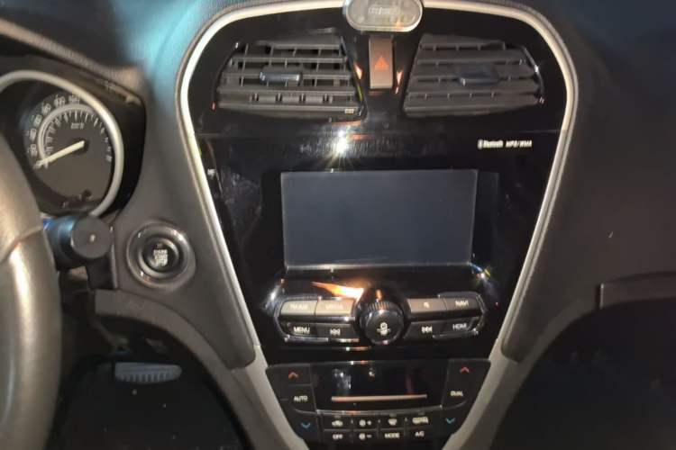 Used GAC Trumpchi GS5 Super 2015 2.0L Automatic Two-Wheel Drive Luxury Navigation Edition Audio And AC Panel
