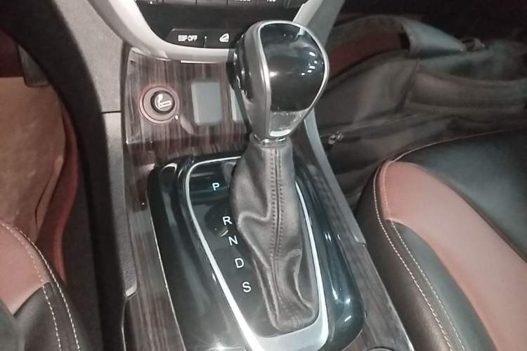 Used GAC Trumpchi GS5 Super 2015 1.8T Automatic Two-Wheel Drive Luxury Edition Gear Lever