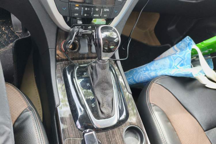 Used GAC Trumpchi GS5 Super 2015 1.8T Automatic Two-Wheel Drive Elite Edition Gear Lever