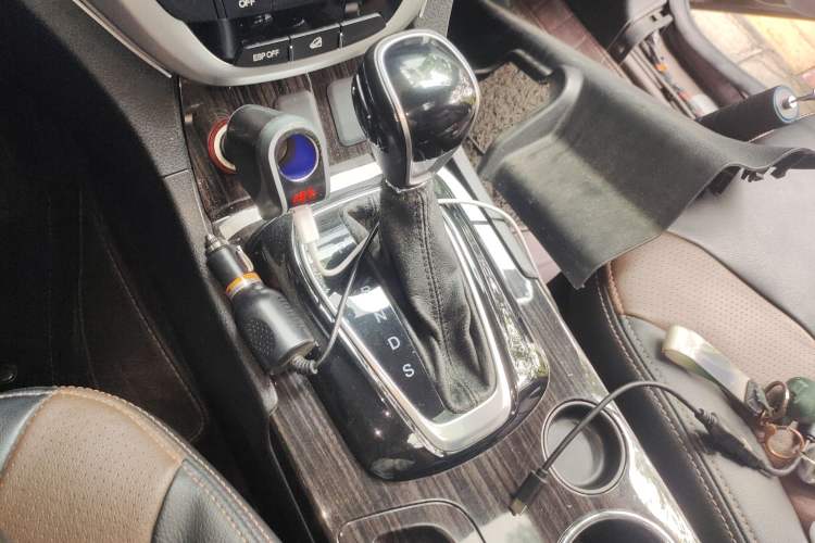 Used GAC Trumpchi GS5 Super 2015 1.8T Automatic Two-Wheel Drive Luxury Navigation Edition Gear Lever
