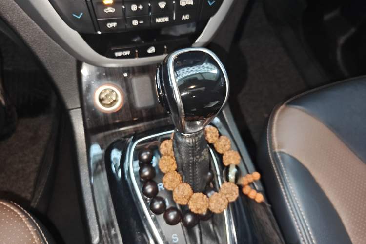 Used GAC Trumpchi GS5 Super 2015 1.8T Automatic Two-Wheel Drive Luxury Navigation Edition Gear Lever