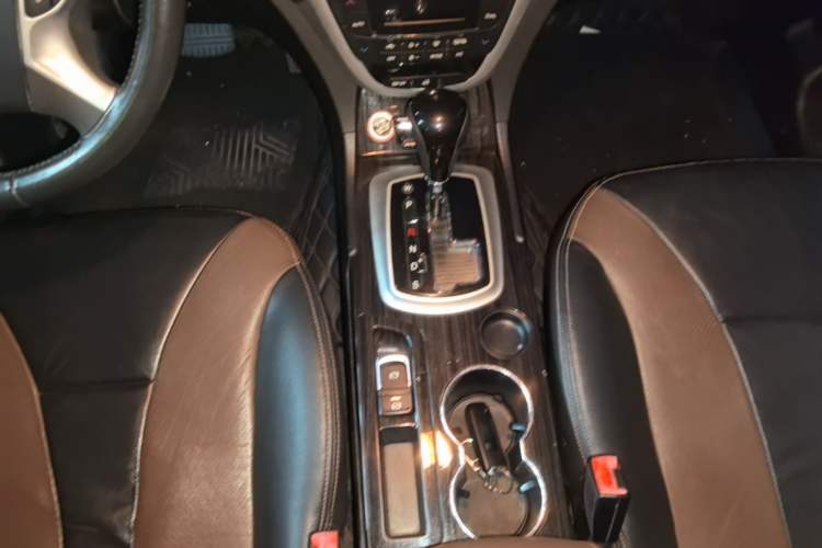 Used GAC Trumpchi GS5 Super 2015 2.0L Automatic Two-Wheel Drive Luxury Navigation Edition Gear Lever