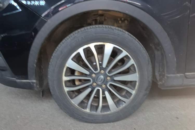 Used GAC Trumpchi GS5 Super 2015 2.0L Automatic Two-Wheel Drive Luxury Navigation Edition Left Front Wheel Hub