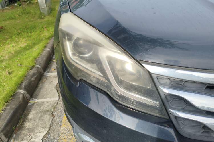 Used GAC Trumpchi GS5 Super 2015 1.8T Automatic Two-Wheel Drive Elite Edition Right Front Headlight