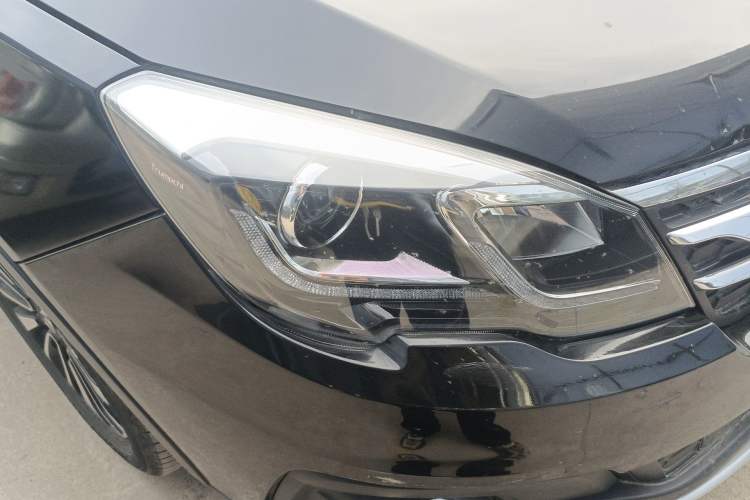 Used GAC Trumpchi GS5 Super 2015 1.8T Automatic Two-Wheel Drive Luxury Edition Right Front Headlight
