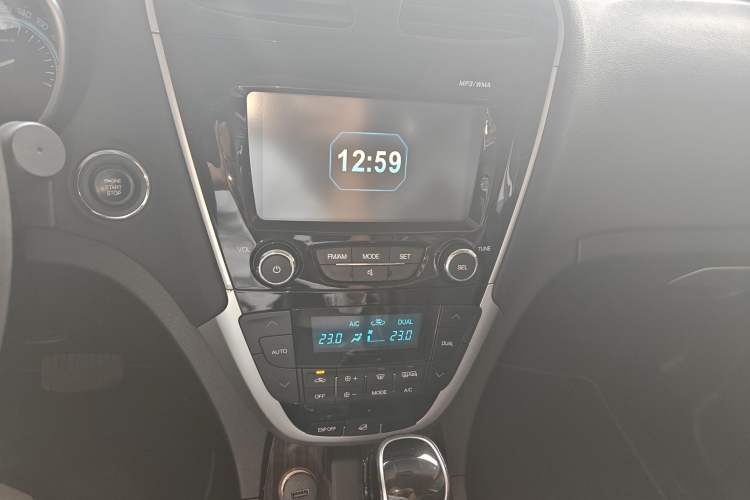 Used GAC Trumpchi GS5 Super 2015 1.8T Automatic Two-Wheel Drive Luxury Edition Audio And AC Panel