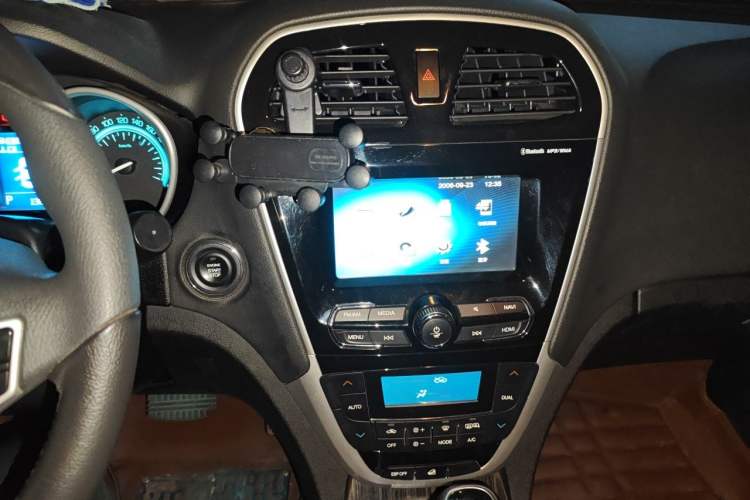 Used GAC Trumpchi GS5 Super 2015 1.8T Automatic Two-Wheel Drive Luxury Navigation Edition Audio And AC Panel