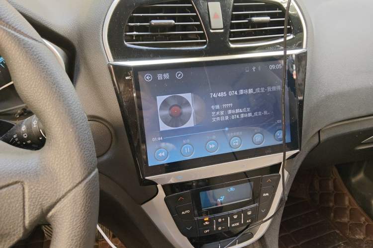 Used GAC Trumpchi GS5 Super 2015 2.0L Manual Two-Wheel Drive Comfort Edition Audio And AC Panel