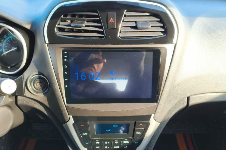Used GAC Trumpchi GS5 Super 2015 1.8T Automatic Two-Wheel Drive Luxury Edition Audio And AC Panel