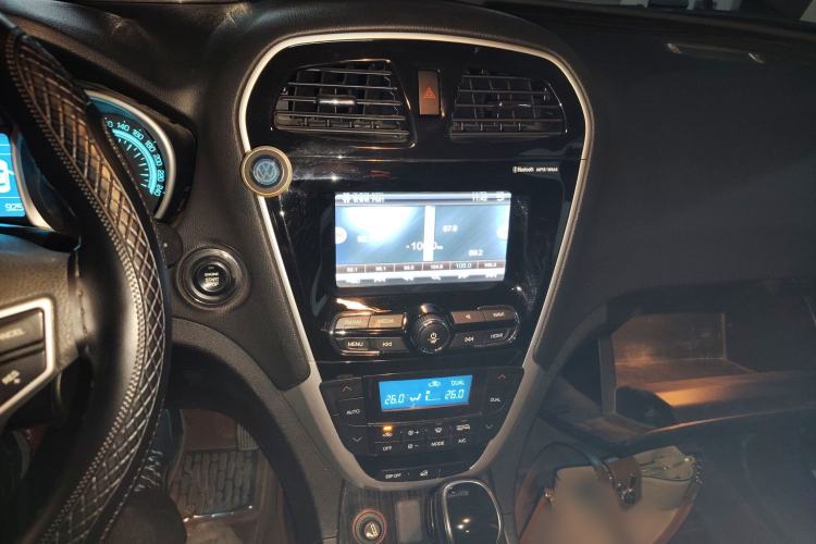 Used GAC Trumpchi GS5 Super 2015 1.8T Automatic Two-Wheel Drive Luxury Navigation Edition Audio And AC Panel