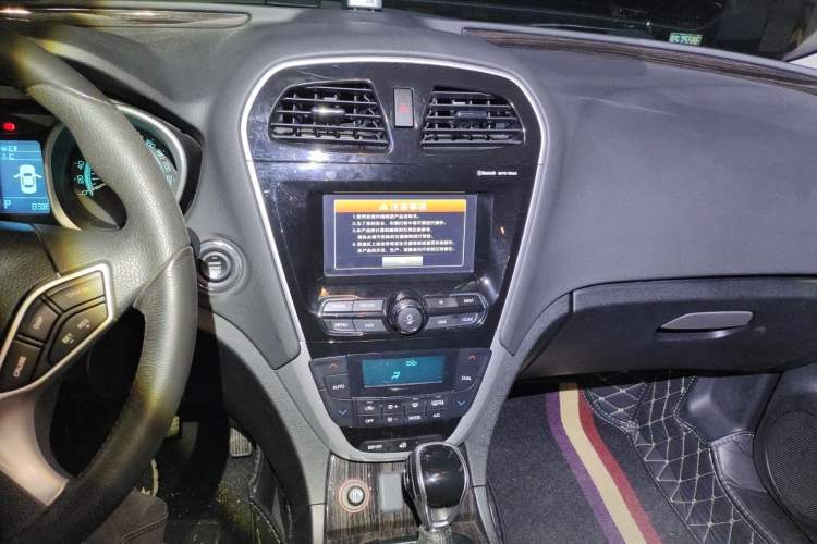 Used GAC Trumpchi GS5 Super 2015 1.8T Automatic Two-Wheel Drive Luxury Navigation Edition Audio And AC Panel