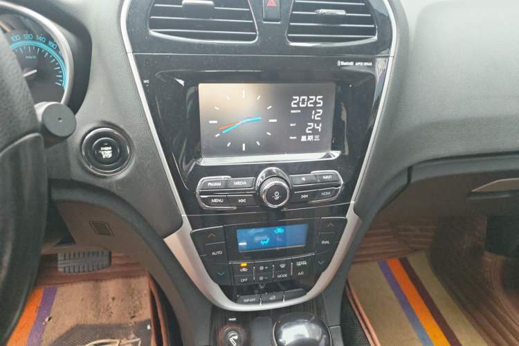 Used GAC Trumpchi GS5 Super 2015 1.8T Automatic All-Wheel-Drive Luxury Edition Audio And AC Panel