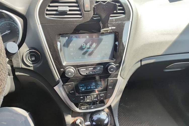 Used GAC Trumpchi GS5 Super 2015 2.0L Automatic Two-Wheel Drive Elite Edition Audio And AC Panel