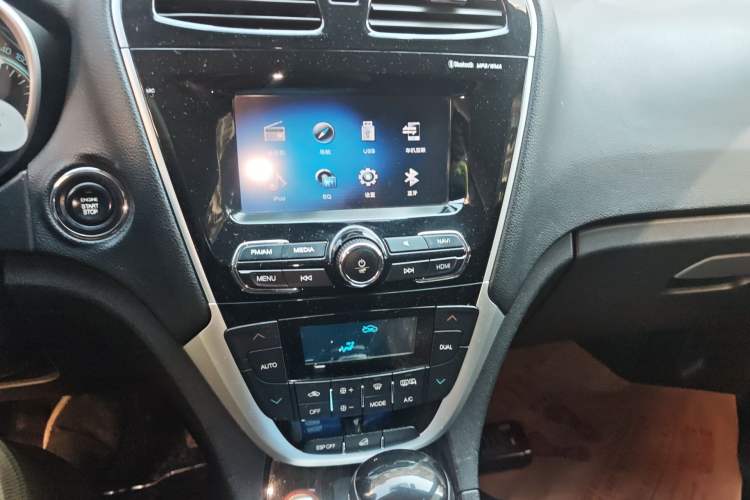 Used GAC Trumpchi GS5 Super 2015 2.0L Automatic Two-Wheel Drive Luxury Navigation Edition Audio And AC Panel