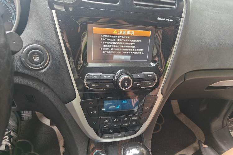 Used GAC Trumpchi GS5 Super 2015 2.0L Automatic Two-Wheel Drive Luxury Navigation Edition Audio And AC Panel
