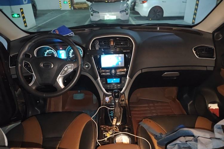 Used GAC Trumpchi GS5 Super 2015 1.8T Automatic Two-Wheel Drive Luxury Navigation Edition Center Console