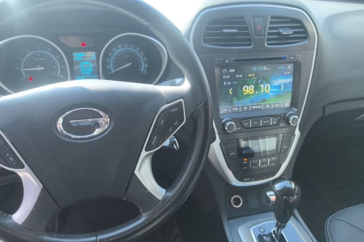 Used GAC Trumpchi GS5 Super 2015 2.0L Automatic Two-Wheel Drive Comfort Edition Center Console