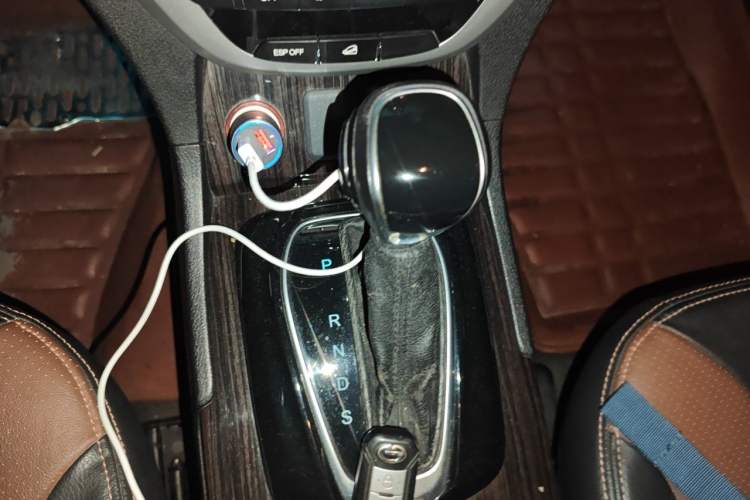 Used GAC Trumpchi GS5 Super 2015 1.8T Automatic Two-Wheel Drive Luxury Navigation Edition Gear Lever