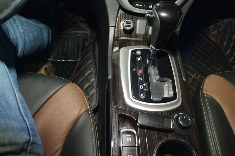 Used GAC Trumpchi GS5 Super 2015 1.8T Automatic All-Wheel-Drive Luxury Edition Gear Lever