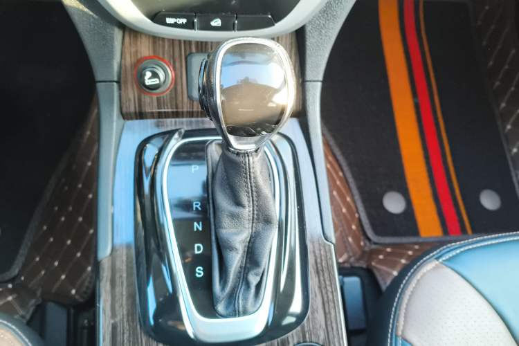 Used GAC Trumpchi GS5 Super 2015 1.8T Automatic Two-Wheel Drive Luxury Edition Gear Lever