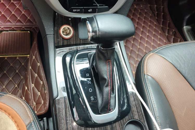 Used GAC Trumpchi GS5 Super 2015 1.8T Automatic Two-Wheel Drive Elite Edition Gear Lever
