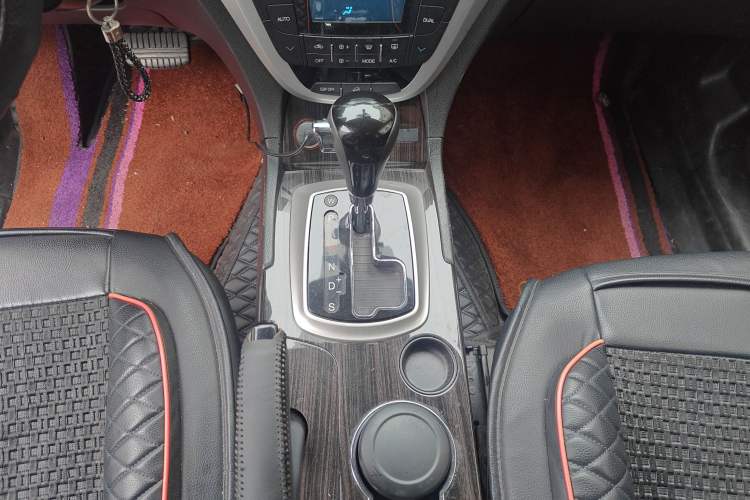 Used GAC Trumpchi GS5 Super 2015 2.0L Automatic Two-Wheel Drive Comfort Edition Gear Lever