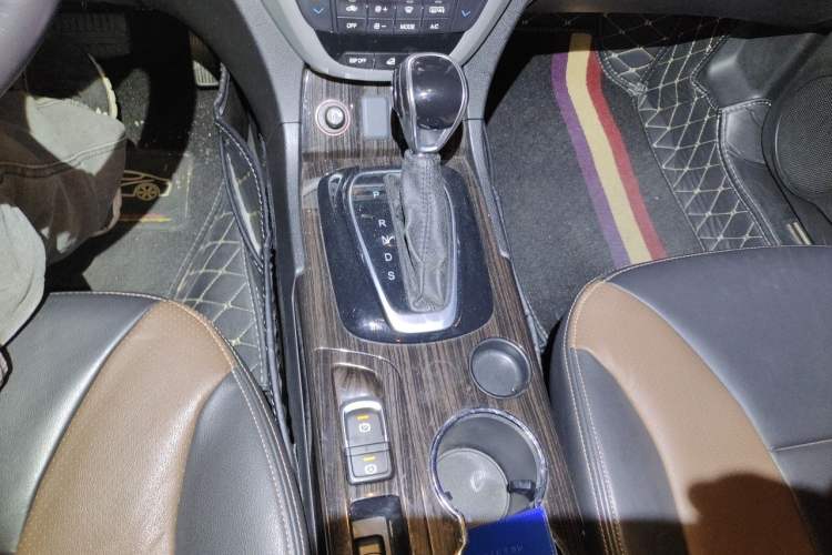 Used GAC Trumpchi GS5 Super 2015 1.8T Automatic Two-Wheel Drive Luxury Navigation Edition Gear Lever
