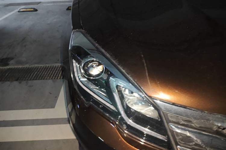 Used GAC Trumpchi GS5 Super 2015 1.8T Automatic Two-Wheel Drive Luxury Navigation Edition Right Front Headlight