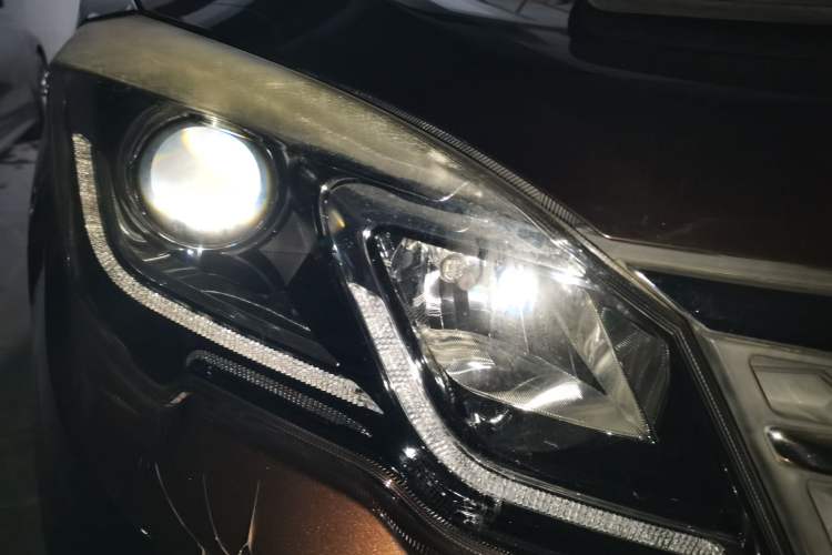 Used GAC Trumpchi GS5 Super 2015 1.8T Automatic All-Wheel-Drive Luxury Edition Right Front Headlight