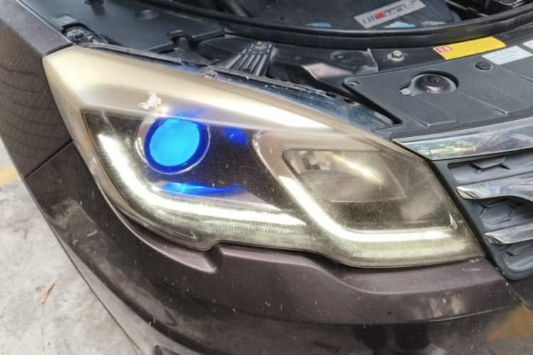 Used GAC Trumpchi GS5 Super 2015 1.8T Automatic Two-Wheel Drive Luxury Edition Right Front Headlight