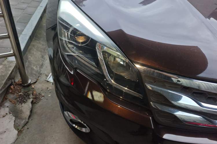 Used GAC Trumpchi GS5 Super 2015 1.8T Automatic Two-Wheel Drive Luxury Edition Right Front Headlight