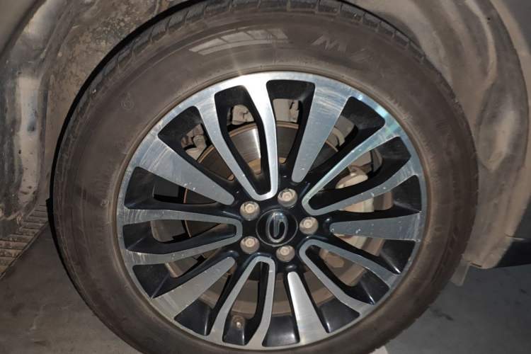 Used GAC Trumpchi GS5 Super 2015 1.8T Automatic Two-Wheel Drive Luxury Navigation Edition Right Front Wheel Hub