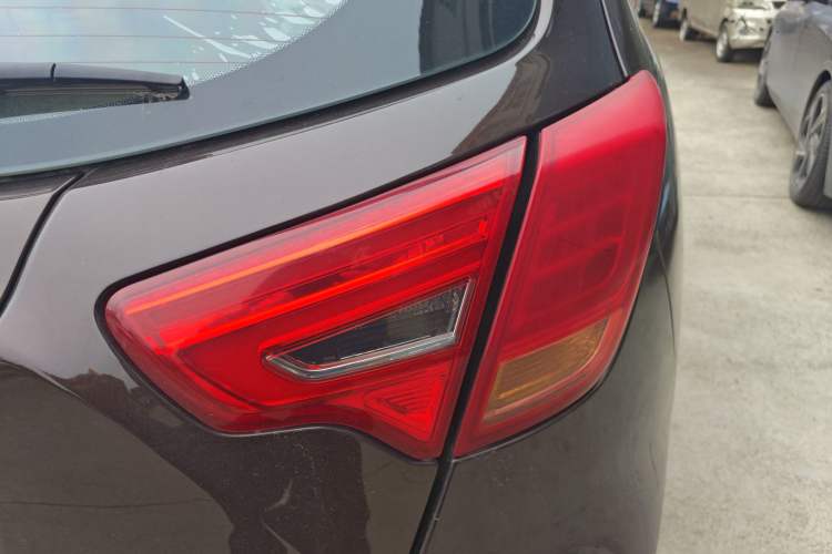 Used GAC Trumpchi GS5 Super 2015 1.8T Automatic All-Wheel-Drive Luxury Edition Right Rear Taillight