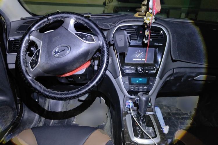 Used GAC Trumpchi GS5 Super 2015 2.0L Automatic Two-Wheel Drive Luxury Navigation Edition Center Console
