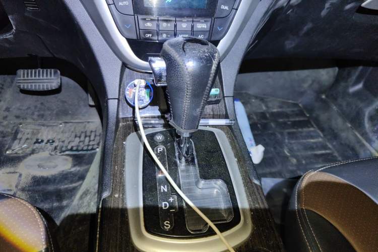 Used GAC Trumpchi GS5 Super 2015 2.0L Automatic Two-Wheel Drive Luxury Navigation Edition Gear Lever