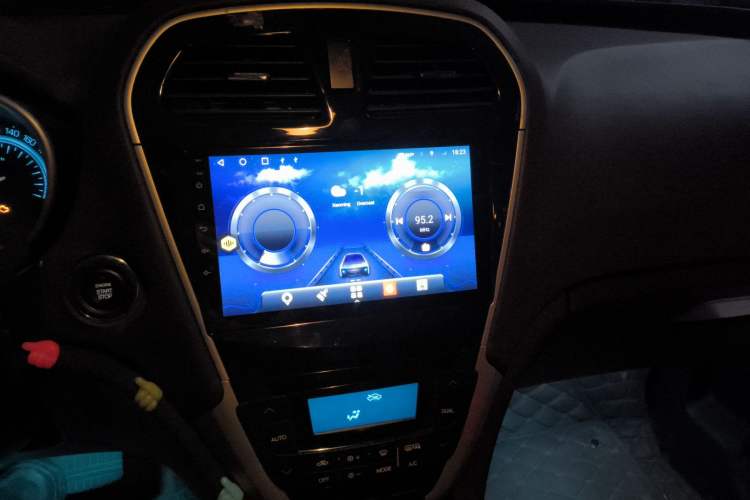 Used GAC Trumpchi GS5 Super 2015 1.8T Automatic Two-Wheel Drive Luxury Edition Audio And AC Panel