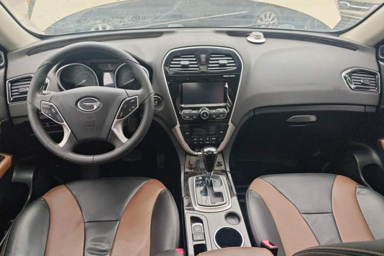 Used GAC Trumpchi GS5 Super 2015 2.0L Automatic Two-Wheel Drive Luxury Navigation Edition Center Console