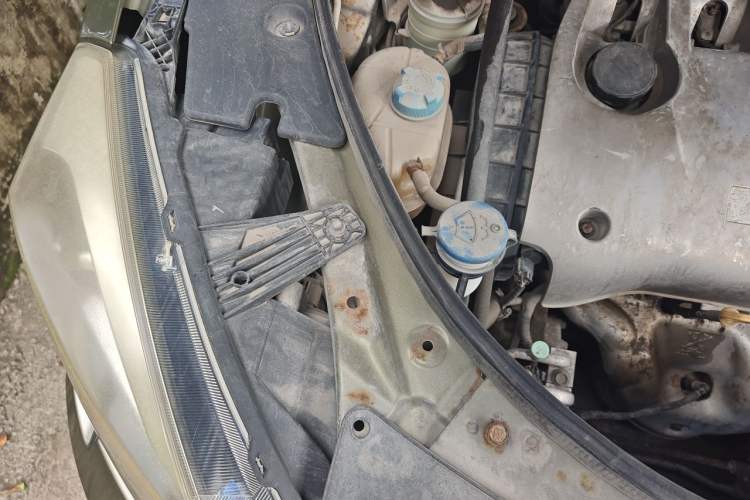 Used GAC Trumpchi GS5 Super 2015 2.0L Automatic Two-Wheel Drive Elite Edition Engine Bay Right