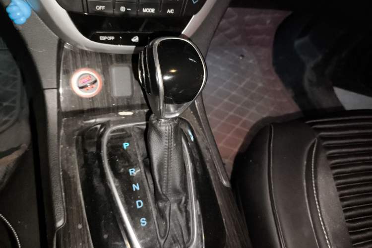 Used GAC Trumpchi GS5 Super 2015 1.8T Automatic Two-Wheel Drive Luxury Edition Gear Lever