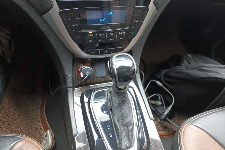 Used GAC Trumpchi GS5 Super 2015 1.8T Automatic Two-Wheel Drive Elite Edition Gear Lever
