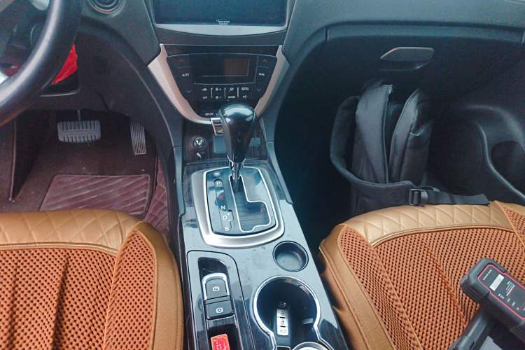 Used GAC Trumpchi GS5 Super 2015 2.0L Automatic Two-Wheel Drive Luxury Navigation Edition Gear Lever