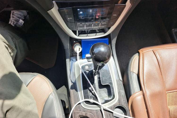 Used GAC Trumpchi GS5 Super 2015 2.0L Automatic Two-Wheel Drive Luxury Navigation Edition Gear Lever