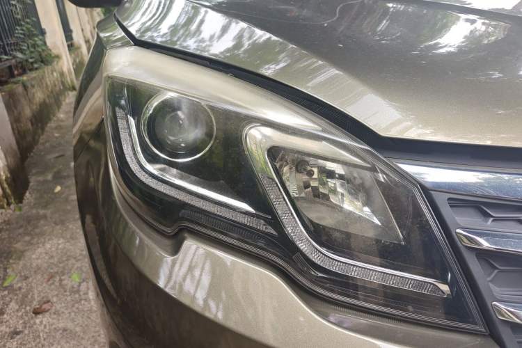 Used GAC Trumpchi GS5 Super 2015 2.0L Automatic Two-Wheel Drive Elite Edition Right Front Headlight