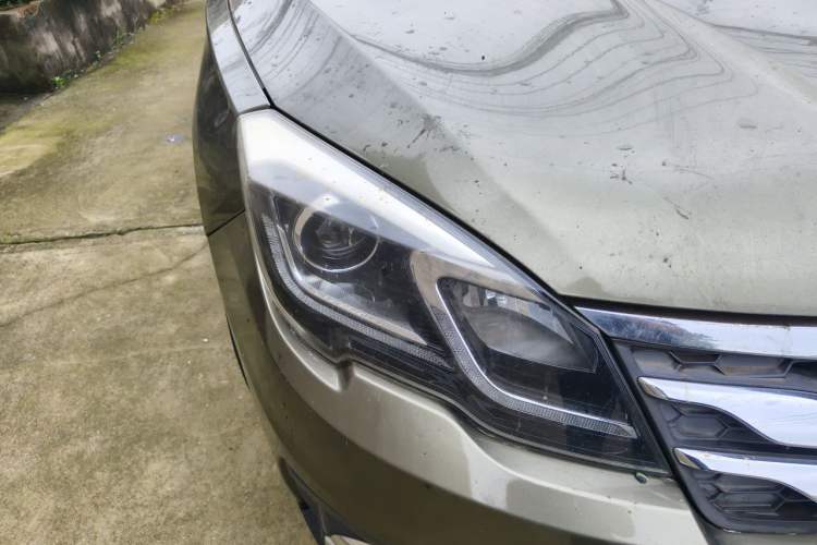 Used GAC Trumpchi GS5 Super 2015 1.8T Automatic Two-Wheel Drive Elite Edition Right Front Headlight