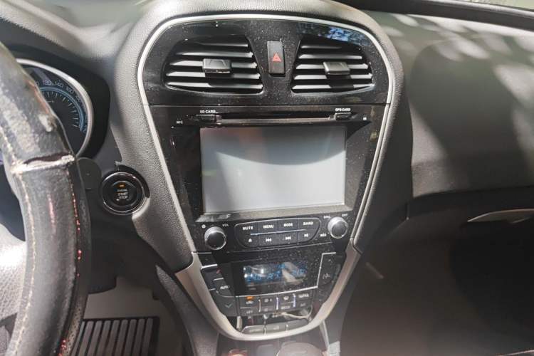Used GAC Trumpchi GS5 Super 2015 2.0L Automatic Two-Wheel Drive Elite Edition Audio And AC Panel