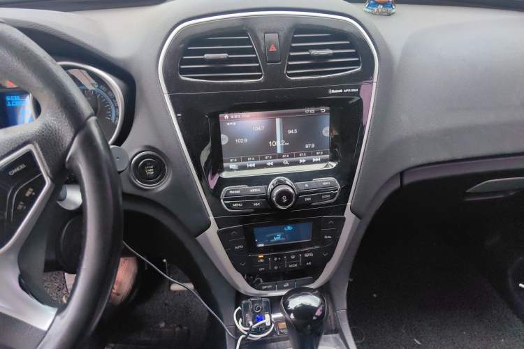Used GAC Trumpchi GS5 Super 2015 2.0L Automatic Two-Wheel Drive Luxury Navigation Edition Audio And AC Panel