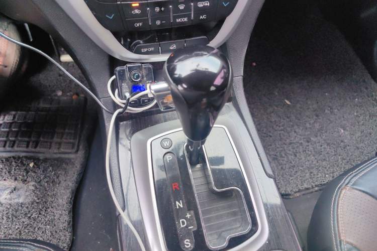 Used GAC Trumpchi GS5 Super 2015 2.0L Automatic Two-Wheel Drive Luxury Navigation Edition Gear Lever